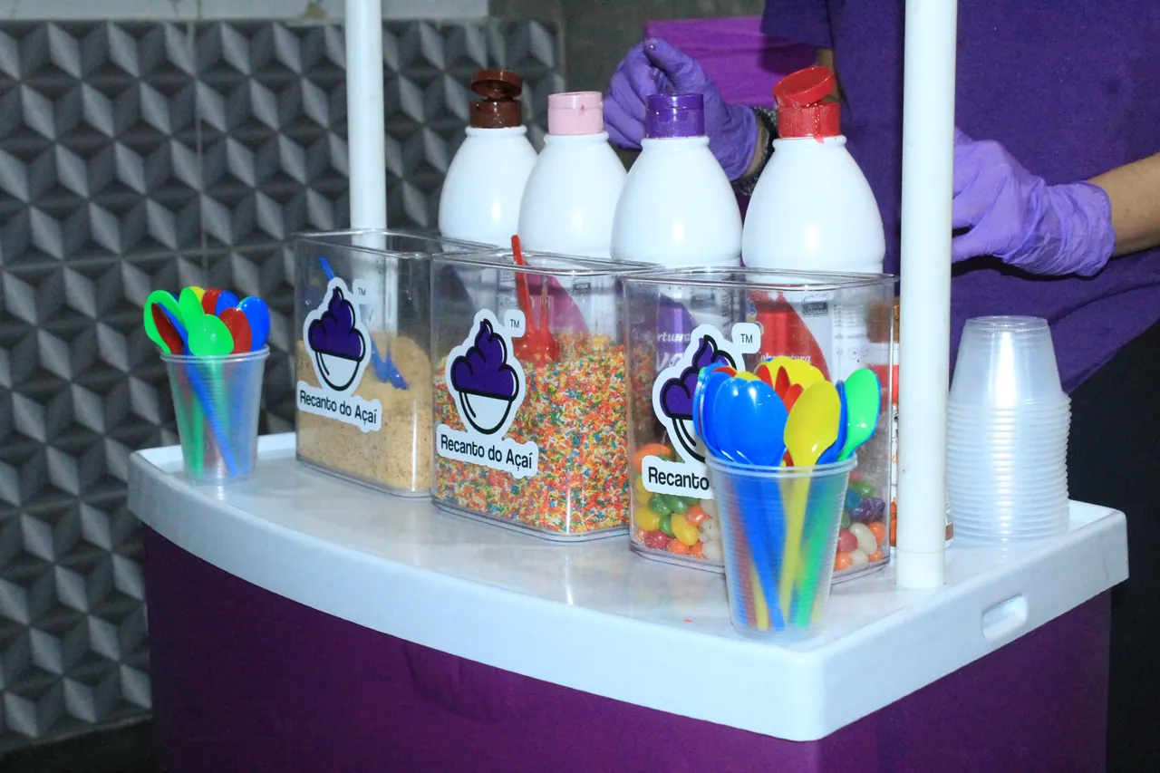 Estação do Recanto com atendente servindo açaí em uma festa